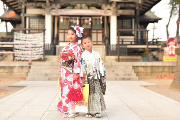 「亀有香取神社」の拝殿前で七五三詣の子供たち