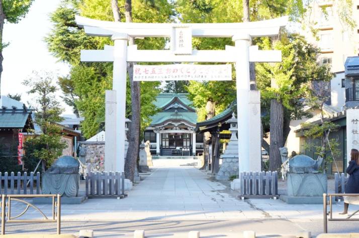 「亀有香取神社」の正面鳥居と参道