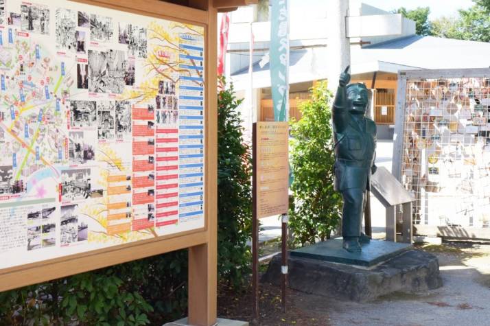 「亀有香取神社」境内にある「こち亀MAP」と「両さん銅像」