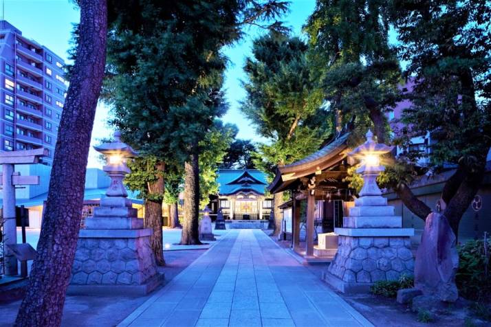 「亀有香取神社」の拝殿と参道（夕暮れ時）