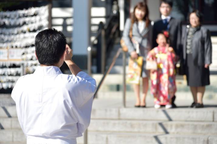 「亀有香取神社」境内で記念撮影を手伝うご神職