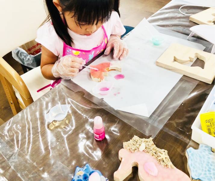 「糸のこ盤×レジンで作る海のアートボード」を制作する女の子