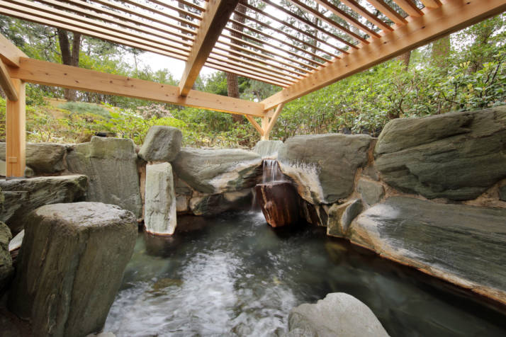千葉県鴨川市の鴨川館にある岩造りの露天風呂
