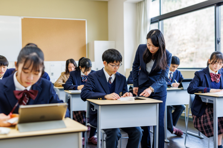 関西大倉中学校・高等学校の生徒が授業を受けるようす