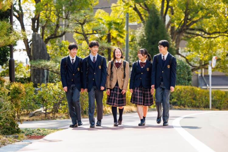 関西大倉中学校・高等学校の生徒5名が並んで歩くようす