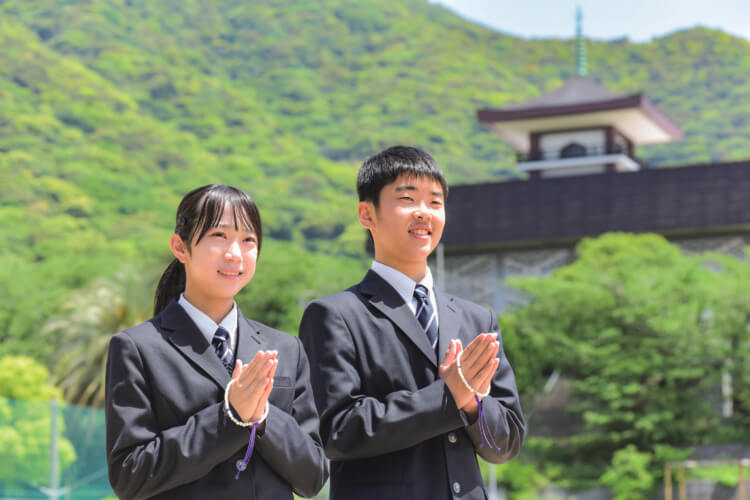 敬愛中学校・高等学校の宗教行事に参加する生徒たち