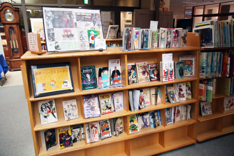 恵泉女学園中学・高等学校の図書館の本棚に並ぶ英訳コミック
