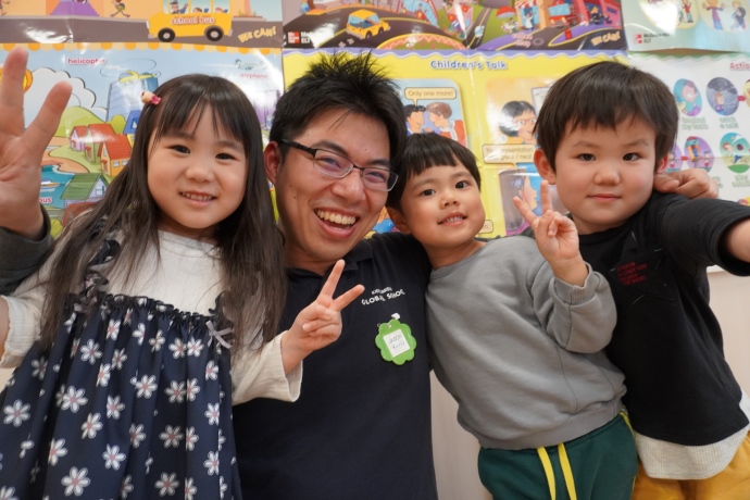 笑顔溢れるグローバルスクール錦糸町の先生と子どもたち