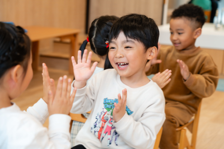 グローバルスクール錦糸町で手遊び歌をしているようす