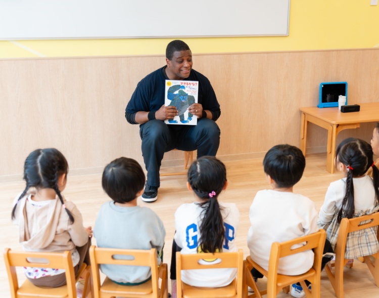 グローバルスクール錦糸町で椅子に着座して話を聞く習慣を生活の中で自然に指導するようす