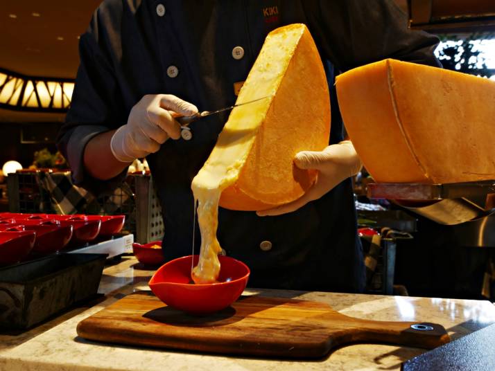 「KIKI知床ナチュラルリゾート」で提供されるラクレットチーズ