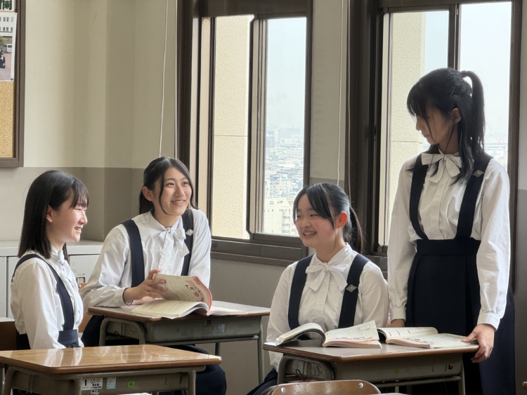 神戸海星女子学院中学校・高等学校で語らう生徒たち