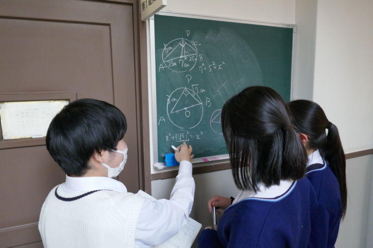神戸海星女子学院中学校・高等学校の生徒に数学を教える先生