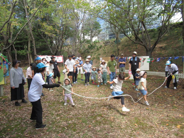兵庫県立こどもの館のイベント「森の子育てひろば」で大縄跳びをする子どもたちの様子
