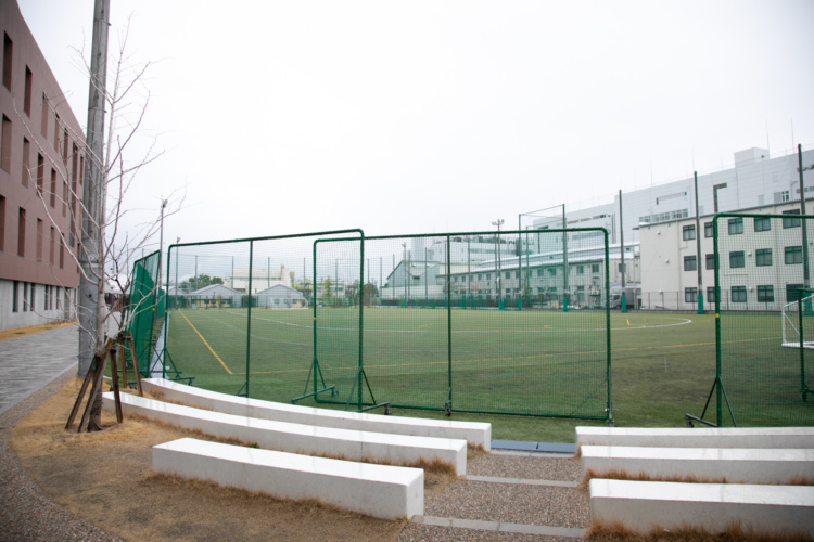 大阪国際中学校高等学校の人工芝のグラウンド