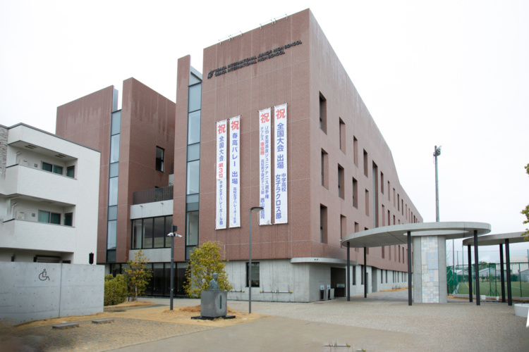 大阪国際中学校高等学校のキャンパス外観