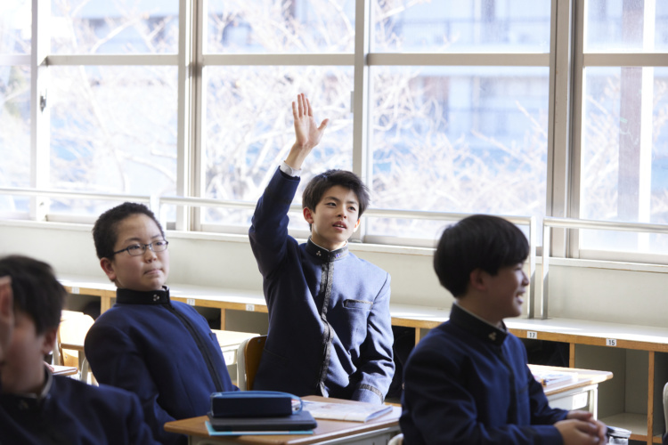 佼成学園中学校・高等学校の生徒が授業で手をあげるようす
