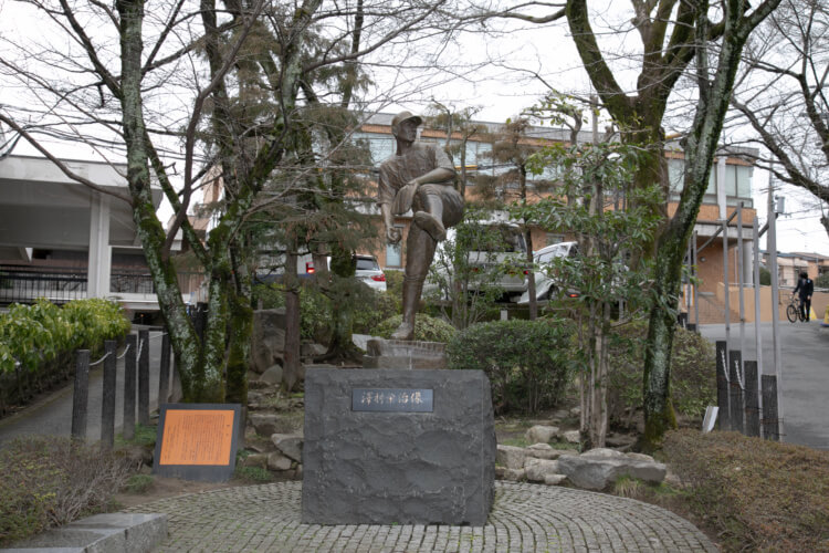 伝説の大投手、沢村栄治さんの銅像
