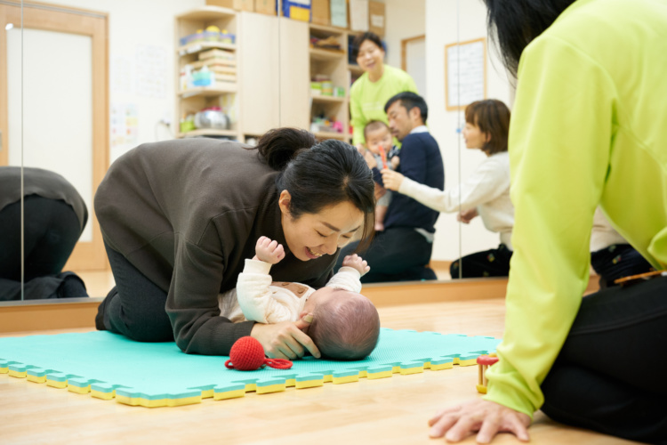 くぼたのうけんの教室で、笑顔で赤ちゃんに接する保護者