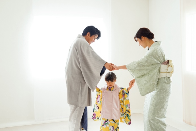 クッポグラフィー沖縄スタジオで手を繋ぎ撮影をする家族