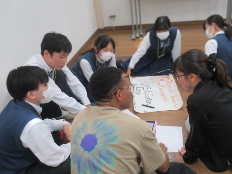 久留米信愛高等学校の高校1年生が参加するグローバルキャンプの様子