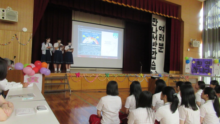 久留米信愛の高校生が韓国語でスピーチする様子