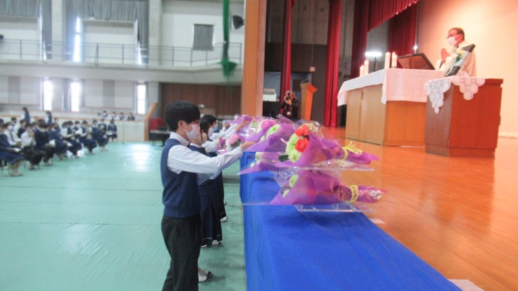 久留米信愛中学校・高等学校で行われる追悼ミサの様子