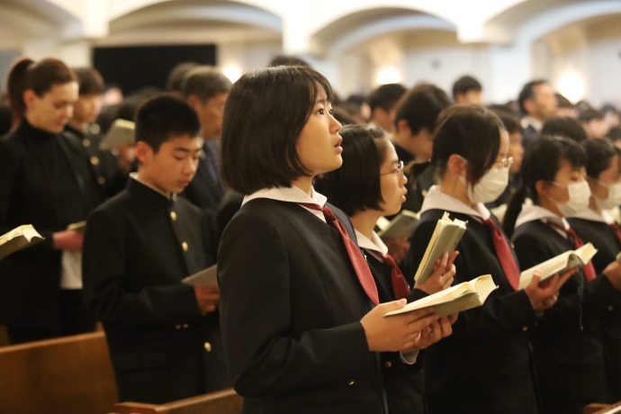関西学院中学部・高等部の礼拝堂で行われるキリスト教主義教育の様子
