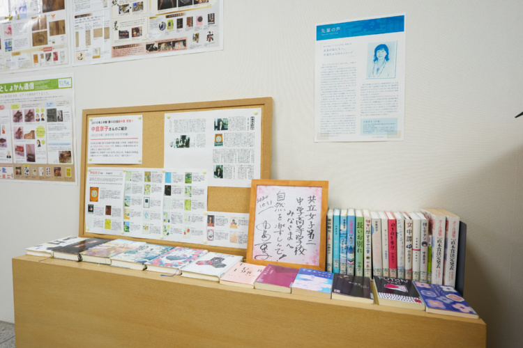 図書館に展示された中島京子さんの色紙や作品