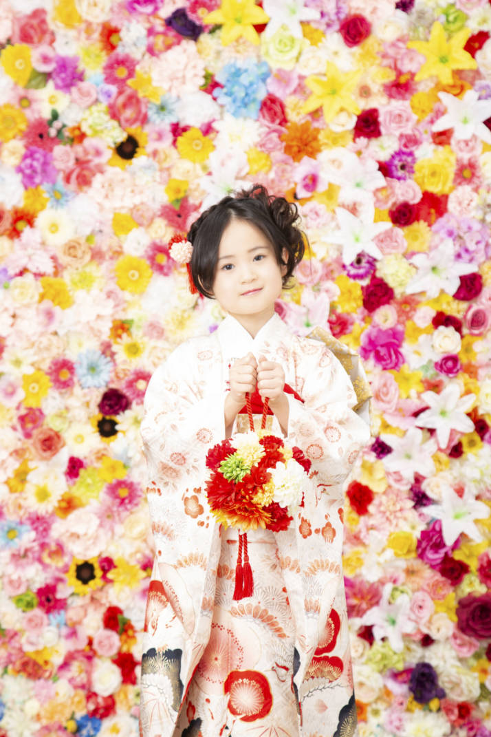 「京都着物レンタル夢館 五条店」の満開の花をバックにした七五三撮影風景