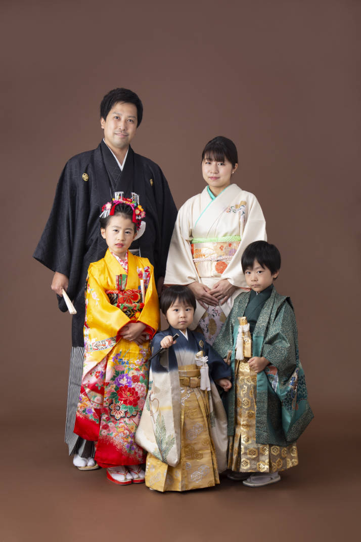 「京都着物レンタル夢館 五条店」の家族全員で和装をした七五三撮影風景
