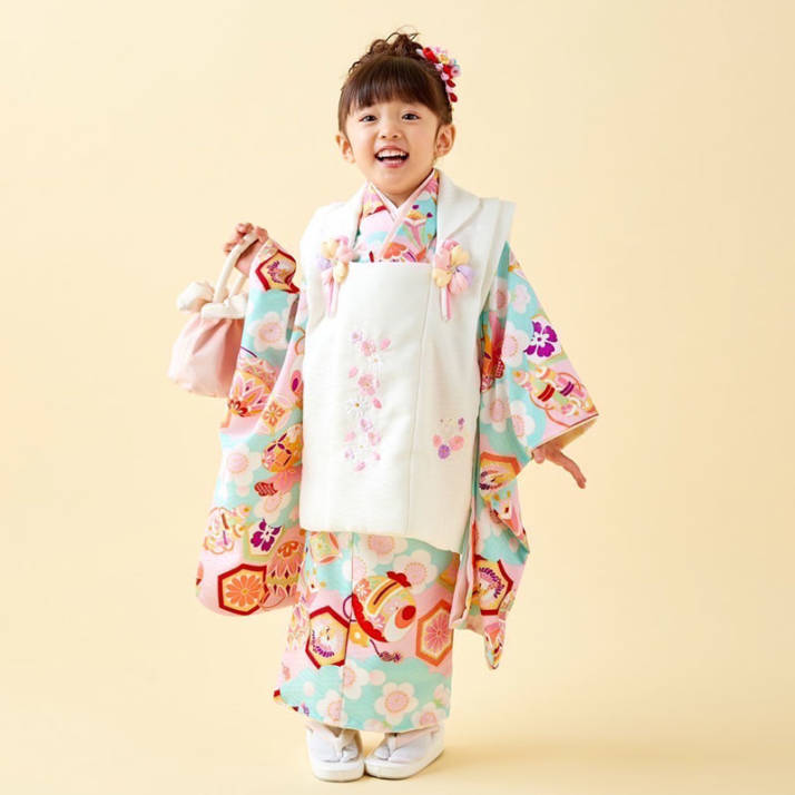 「京都着物レンタル夢館 五条店」のパステルカラーが上品な雰囲気の着物（三歳被布）