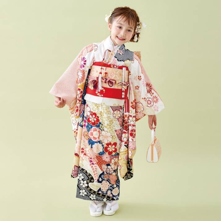 「京都着物レンタル夢館 五条店」の華やかなデザインの着物（七歳四つ身）
