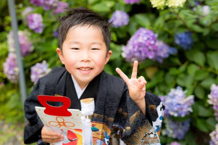 「京都着物レンタル夢館 五条店」で撮影された紫陽花をバックにピースサインをする子ども