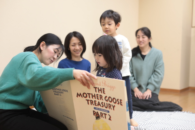 英語圏のわらべうた「マザーグース」を楽しむ子どもたちと塚田さん 