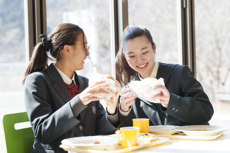 朝日塾中等教育学校のカフェテリアで食事を取る生徒たち
