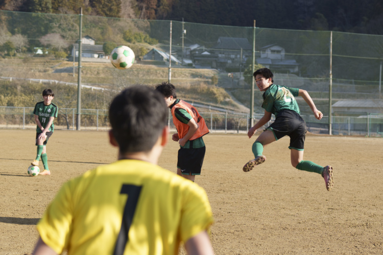 グラウンドで練習する朝日塾中等教育学校サッカー部の生徒たち