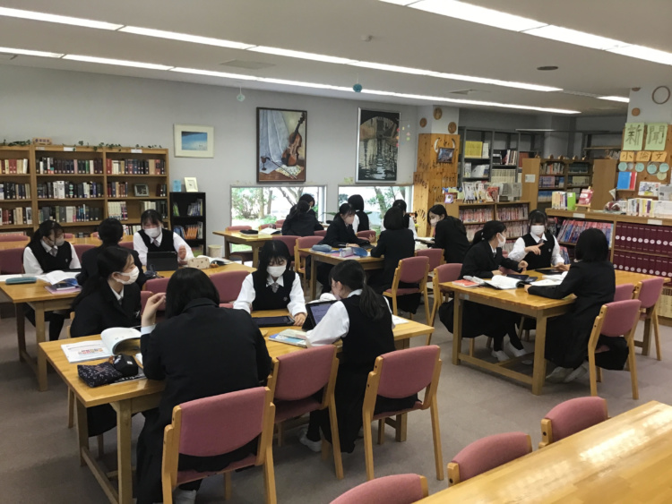 明光学園中学校・高等学校の図書室で課題研究に取り組む生徒たちの様子
