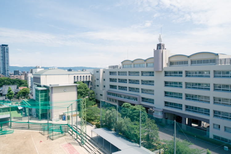 大阪明星学園明星中学校・高等学校の校舎とグラウンド