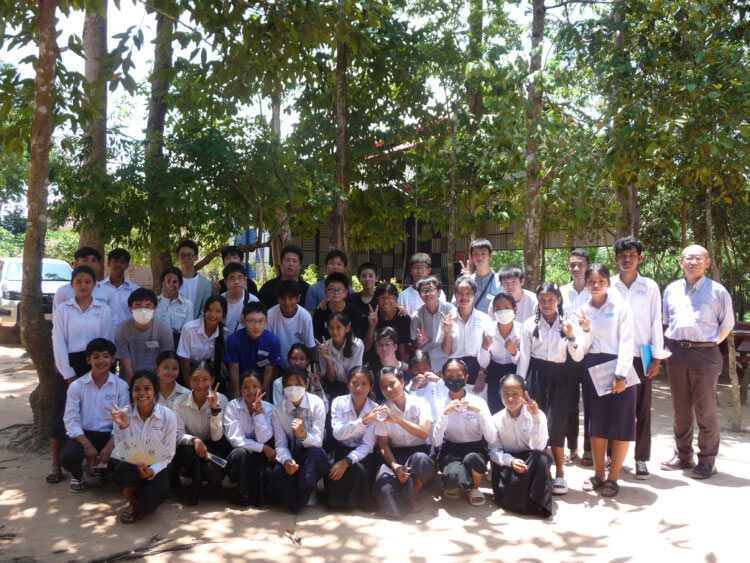 カンボジア研修で記念撮影する生徒ら