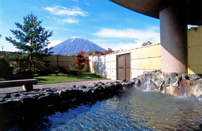 「道の駅 名水の郷きょうごく」がある「ふきだし公園」内の「京極温泉」の絶景露天風呂