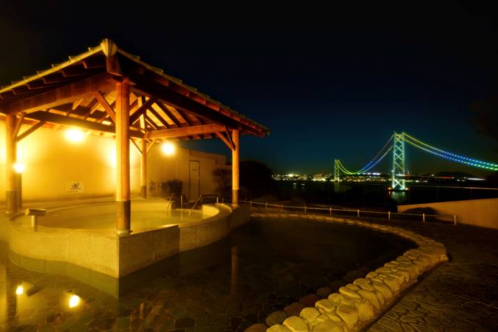 兵庫県淡路市にある道の駅あわじとともに訪れたい、美湯松帆の郷にある露天風呂