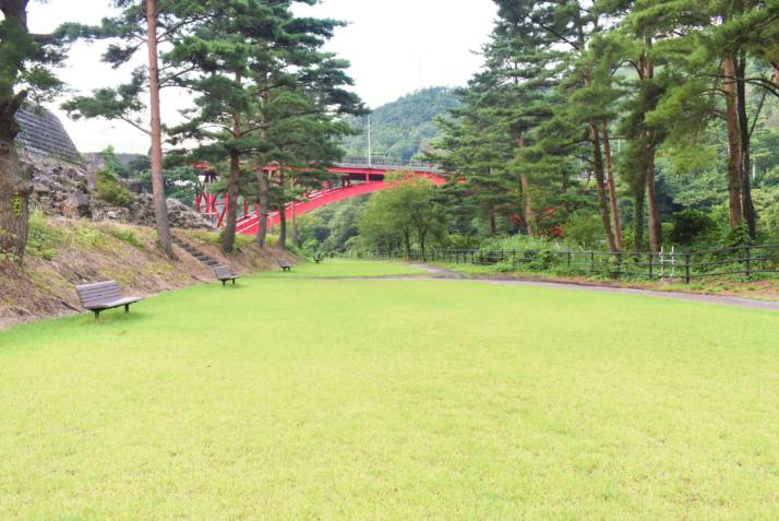 新潟県胎内市の「道の駅 胎内」の近くにある芝生広場