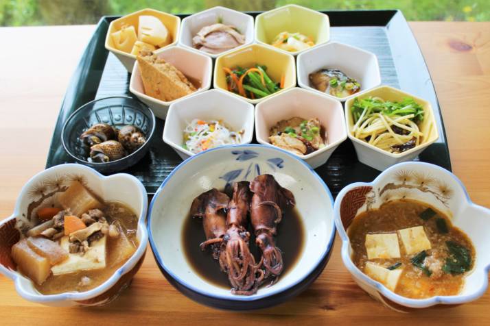 新潟県胎内市の「道の駅 胎内」の近くにある誠食堂でいただける料理たち
