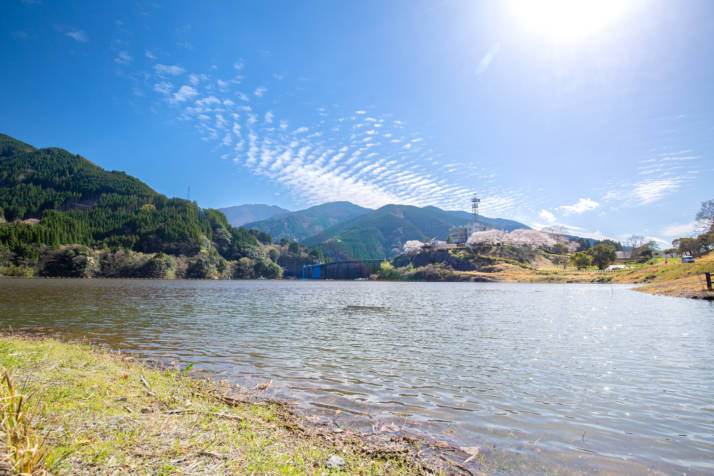 熊本県下益城郡美里町の「美里の森キャンプ場 ガーデンプレイス」から眺めた湖