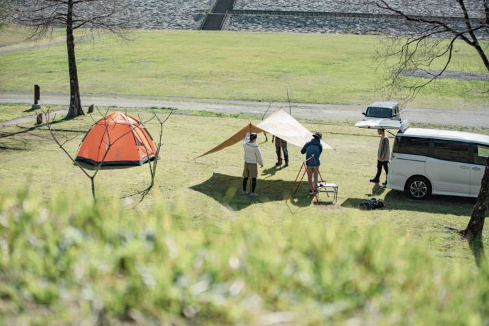 熊本県下益城郡美里町の「美里の森キャンプ場 ガーデンプレイス」でタープを張っている家族
