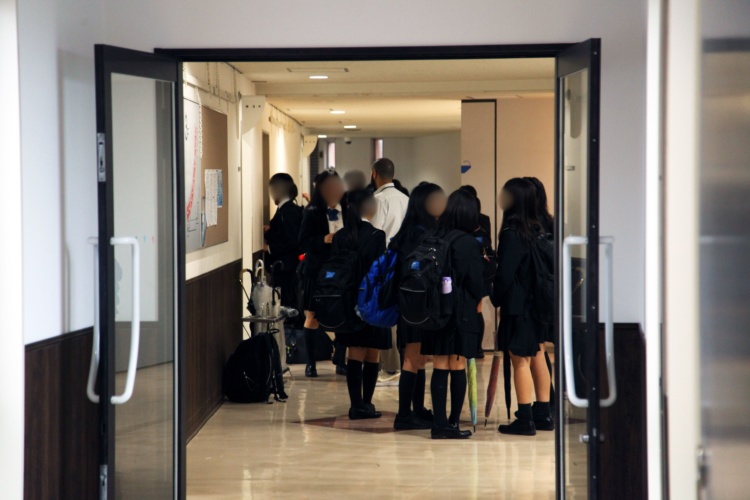 三田国際学園中学校・高等学校の廊下で話をしている生徒たちの様子