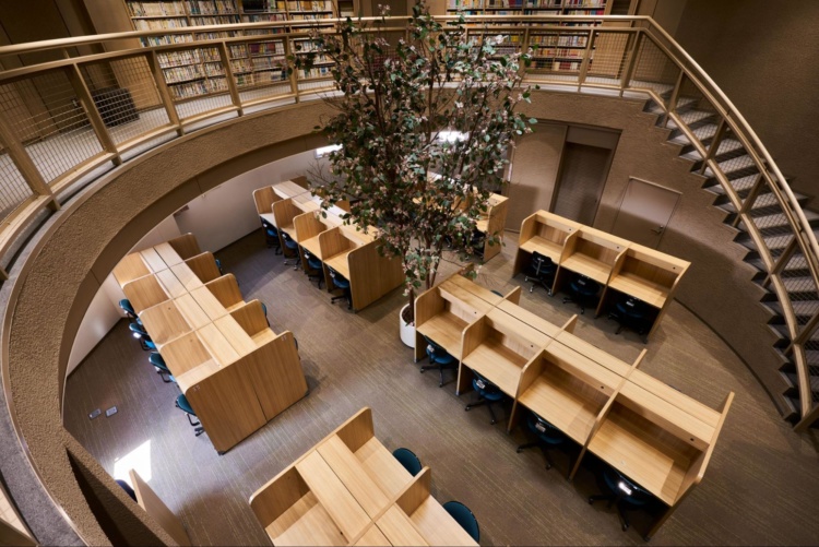 三田国際学園中学校・高等学校の図書室にある自習スペース