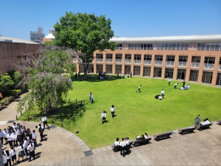 三田国際学園中学校・高等学校の中庭