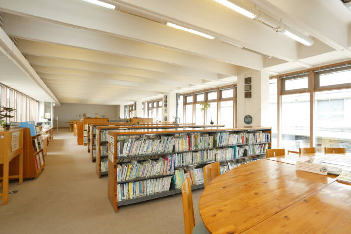 京エコロジーセンターの図書コーナー